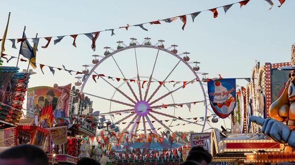 Das Riesenrad ist beim Nürnberger Frühlingsfest. D