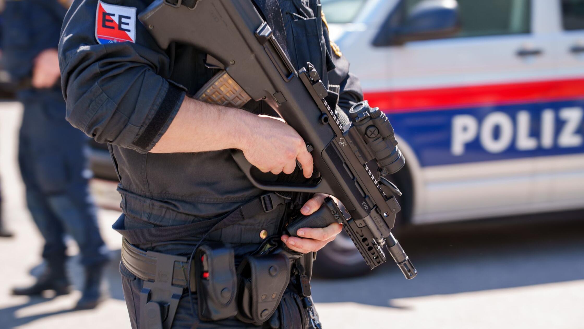 Ein Polizist hält in der Nähe des Tatorts Wache. V