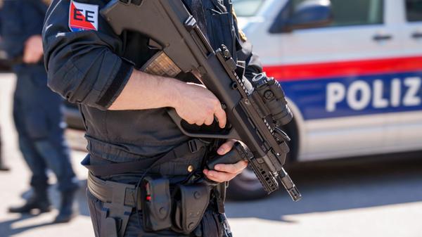 Ein Polizist hält in der Nähe des Tatorts Wache. V