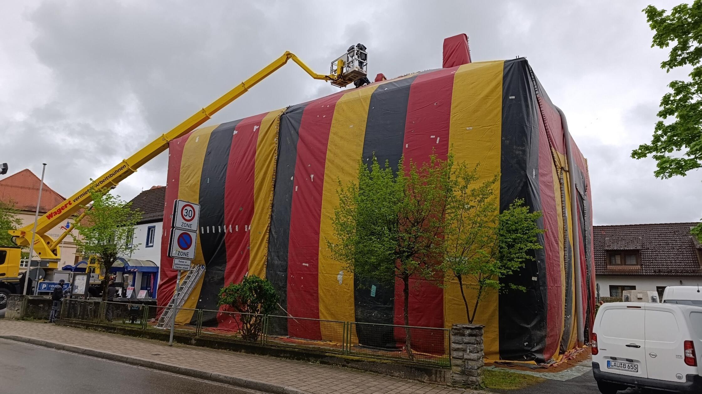 Eingepackt mit einer Folie in den Deutschlandfarbe