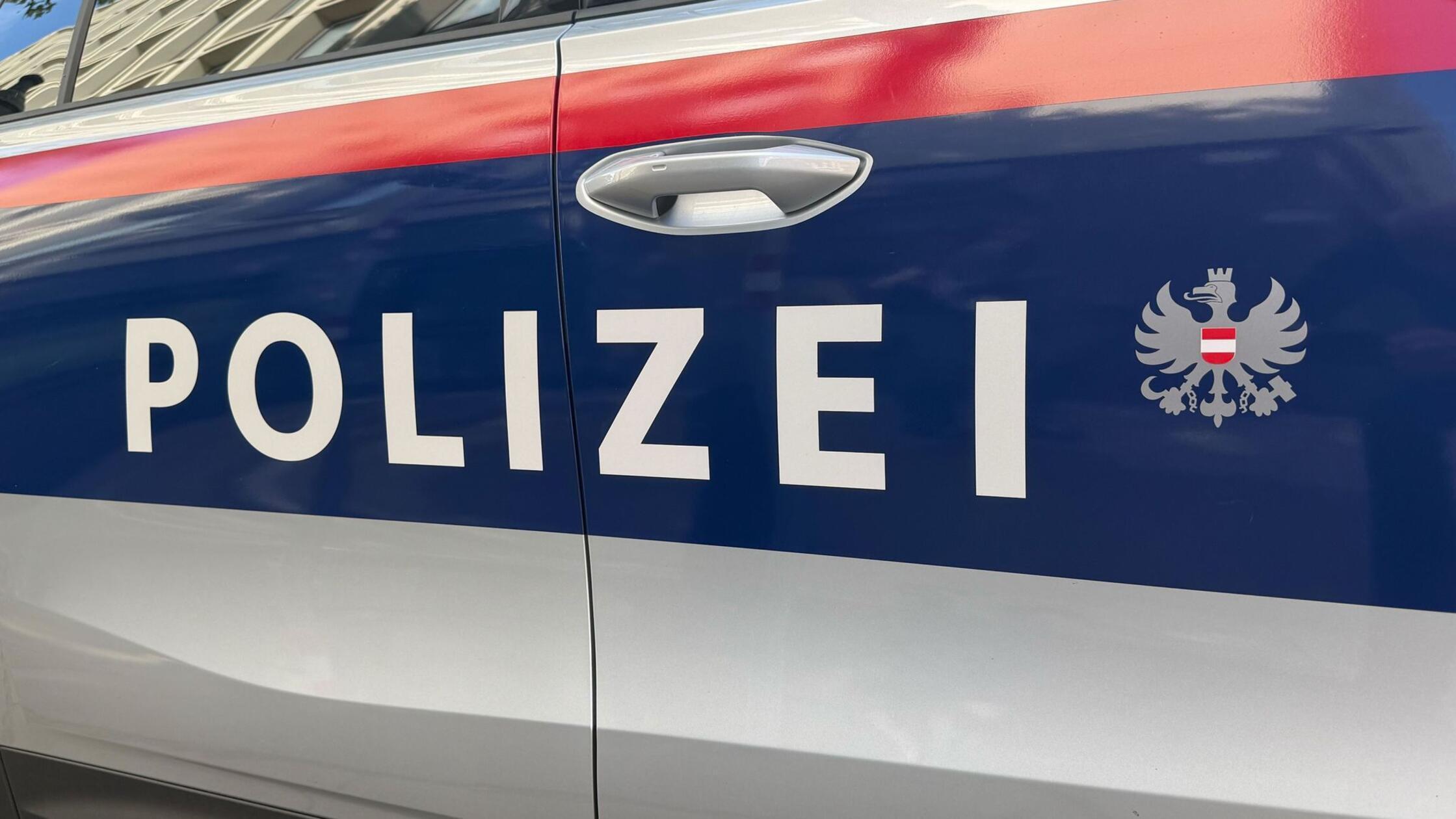 Der Schriftzug «Polizei» steht an einem Einsatzfah