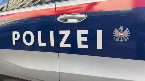 Der Schriftzug «Polizei» steht an einem Einsatzfah