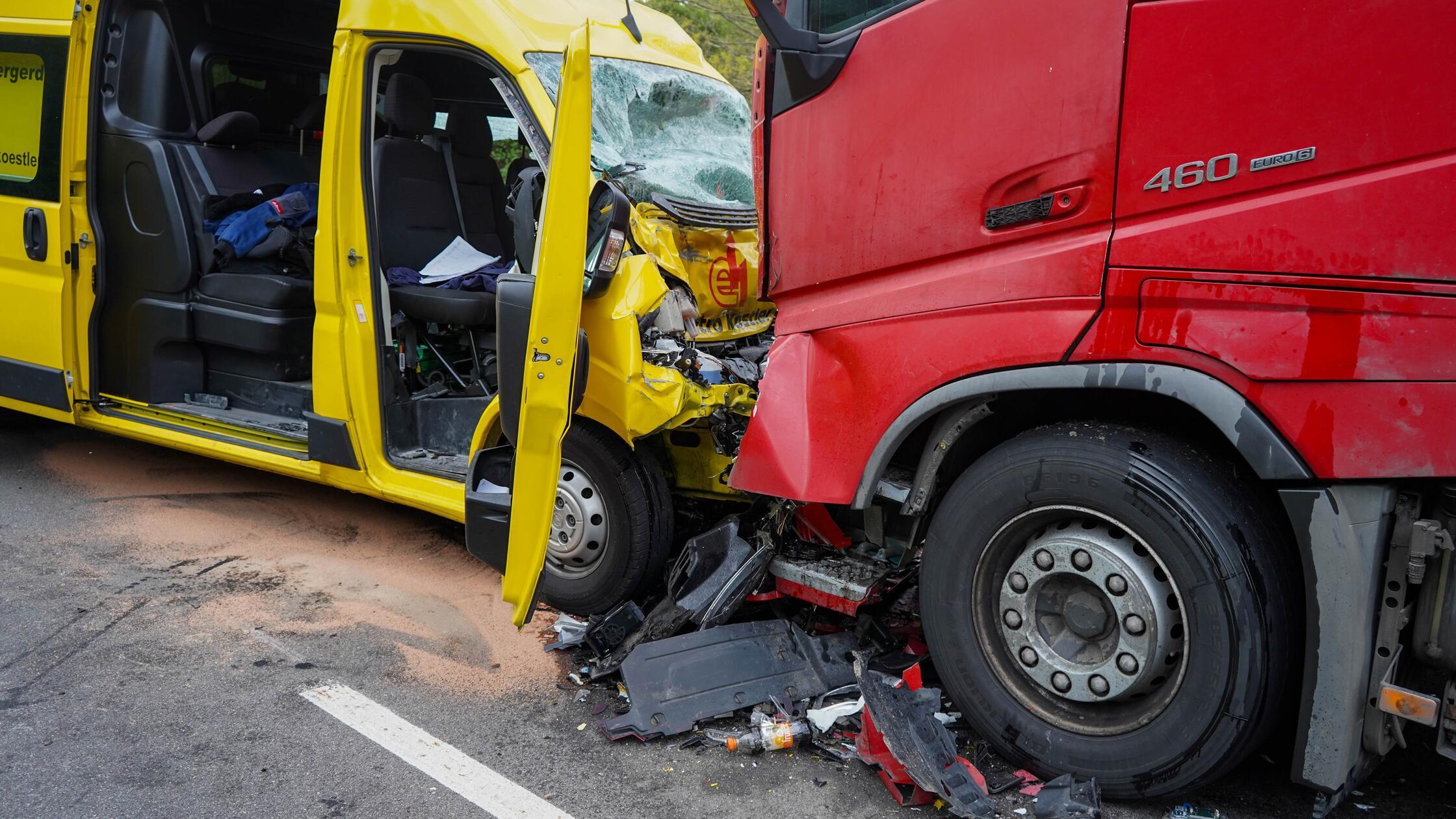 B85: Zwei Personen nach Unfall schwerst verletzt