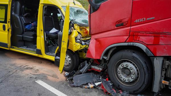 B85: Zwei Personen nach Unfall schwerst verletzt