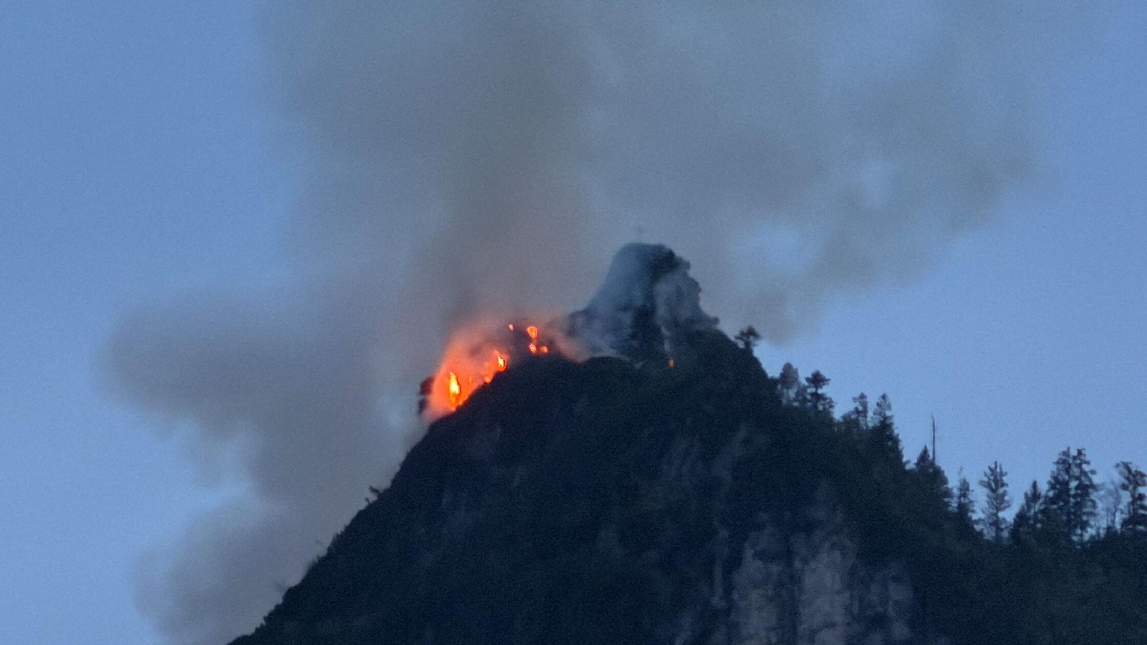Ein Feuer ist unterhalb des Gipfels des Saurüsselk