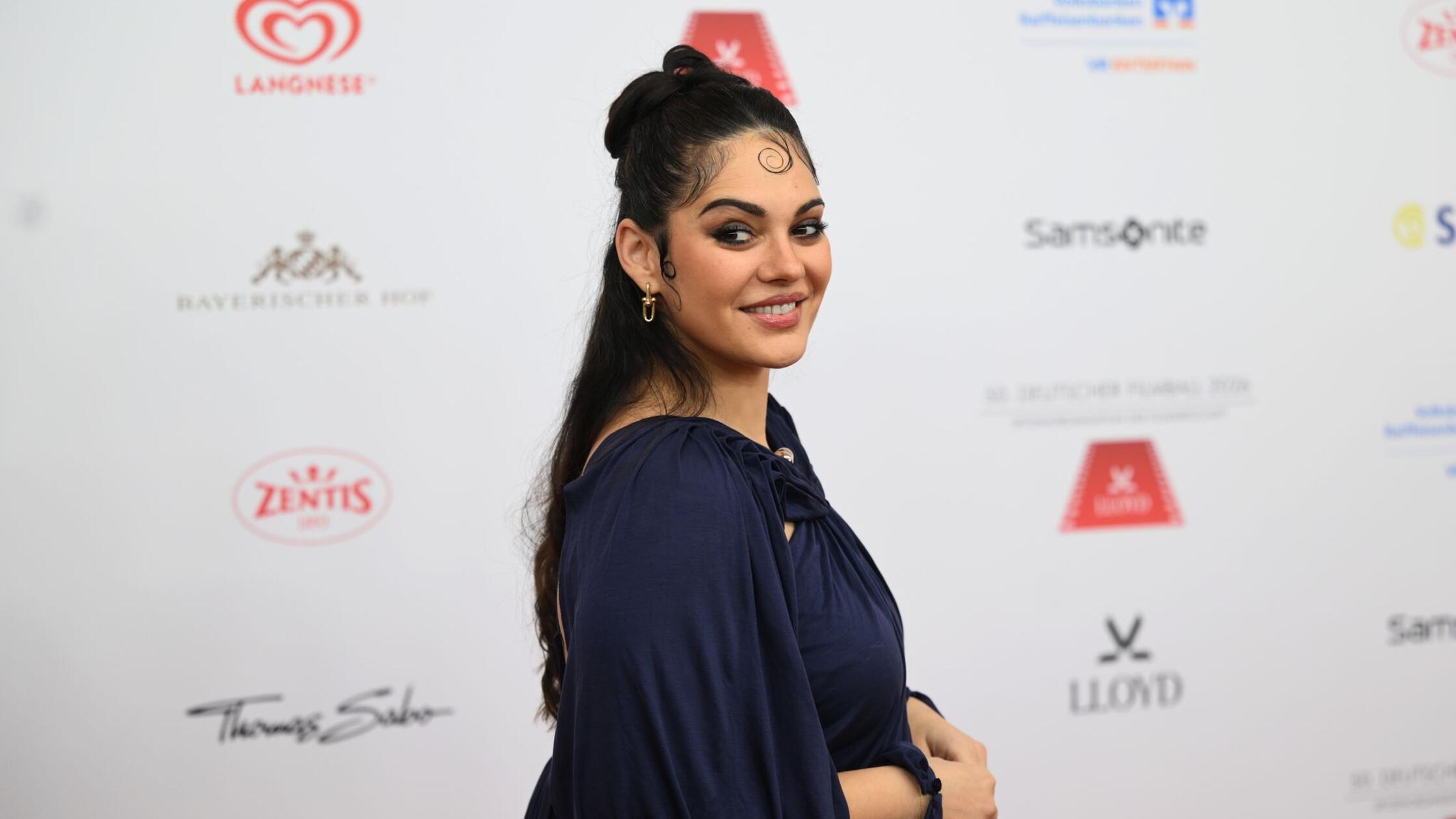 Nilam Farooq geht beim 50. Deutscher Filmball über