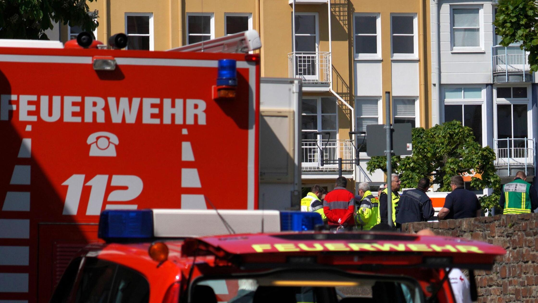 Rettungswagen, Polizisten und Polizeifahrzeuge ste
