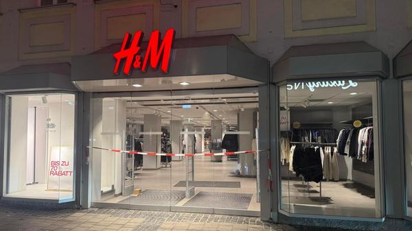 Mehrere bewaffnete Täter haben am Samstagabend (04