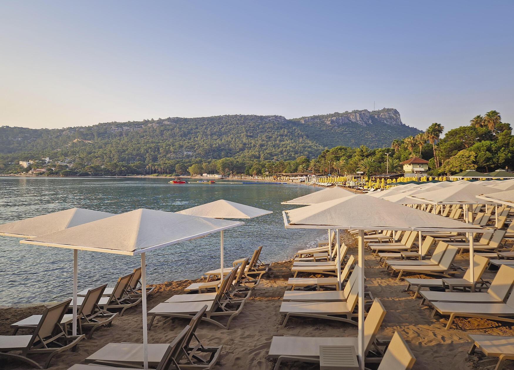 Dabei hatte der Tourismus zuletzt einen Höhenflug erlebt: 2025 verzeichnete die Türkei mit 64 Millionen Gästen ein Rekordjahr. Nach Angaben des Focus und auf Basis von Reiseveranstalter-Daten reiste 2024 jeder Fünfte in Deutschland in die Türkei. Auch für den Flughafen Nürnberg ist das Land wichtig, mehrmals täglich steuern Airlines die Badeorte von dem fränkischen Airport aus an.