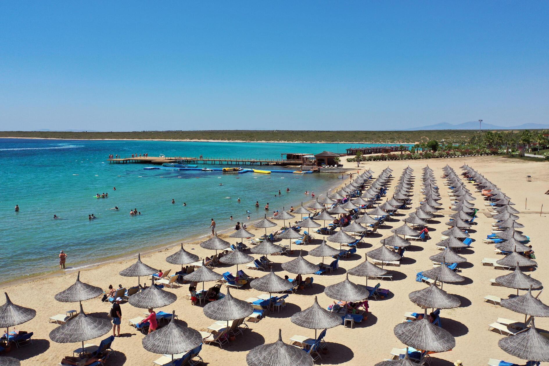Für 2026 hatte die Tourismusbranche der Türkei sogar 65 Millionen Reisende angepeilt. Dieses Ziel scheint inzwischen jedoch schwer erreichbar - trotz eines leichten Wachstums von 2,2 Prozent im ersten Quartal. Tourismusminister Mehmet Nuri Ersoy sagte laut Informationen des Portals reisereporter: „Wir stehen vor einem schwierigen zweiten Quartal.“ Hinzu kommen außerdem wirtschaftliche Belastungen wie die hohe Inflation und steigende Preise.