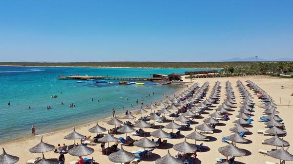 Für 2026 hatte die Tourismusbranche der Türkei sogar 65 Millionen Reisende angepeilt. Dieses Ziel scheint inzwischen jedoch schwer erreichbar - trotz eines leichten Wachstums von 2,2 Prozent im ersten Quartal. Tourismusminister Mehmet Nuri Ersoy sagte laut Informationen des Portals reisereporter: „Wir stehen vor einem schwierigen zweiten Quartal.“ Hinzu kommen außerdem wirtschaftliche Belastungen wie die hohe Inflation und steigende Preise.