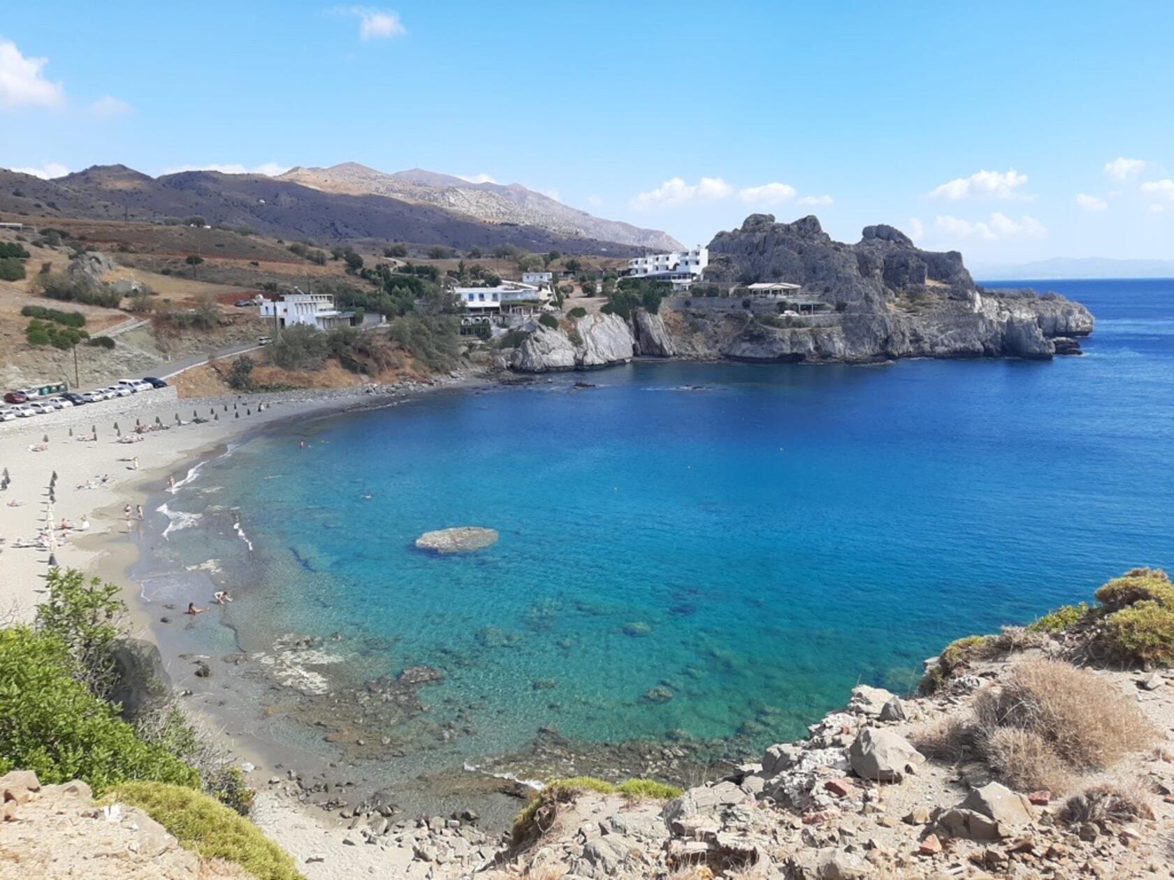 Besonders gefragt bleibt Griechenland bei deutschen Urlaubern. Dennoch berichten Hoteliers auf Kreta inzwischen von stagnierenden Sommerbuchungen. Auch auf Rhodes sowie den Inseln Kos und Patmos zeigt sich Zurückhaltung. Viele Betriebe hoffen nun auf kurzfristige Buchungen. Stabiler läuft die Saison bislang auf den Kykladen und im Ionischen Meer, so das Portal reisereporter.