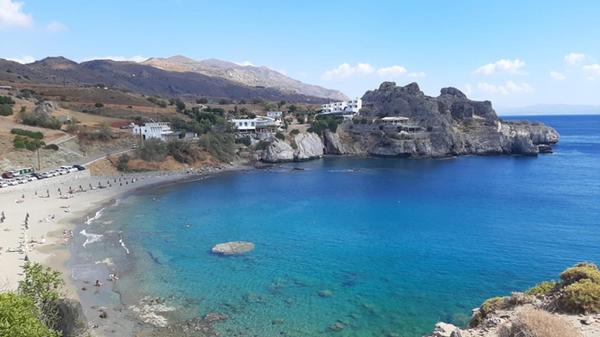 Besonders gefragt bleibt Griechenland bei deutschen Urlaubern. Dennoch berichten Hoteliers auf Kreta inzwischen von stagnierenden Sommerbuchungen. Auch auf Rhodes sowie den Inseln Kos und Patmos zeigt sich Zurückhaltung. Viele Betriebe hoffen nun auf kurzfristige Buchungen. Stabiler läuft die Saison bislang auf den Kykladen und im Ionischen Meer, so das Portal reisereporter.