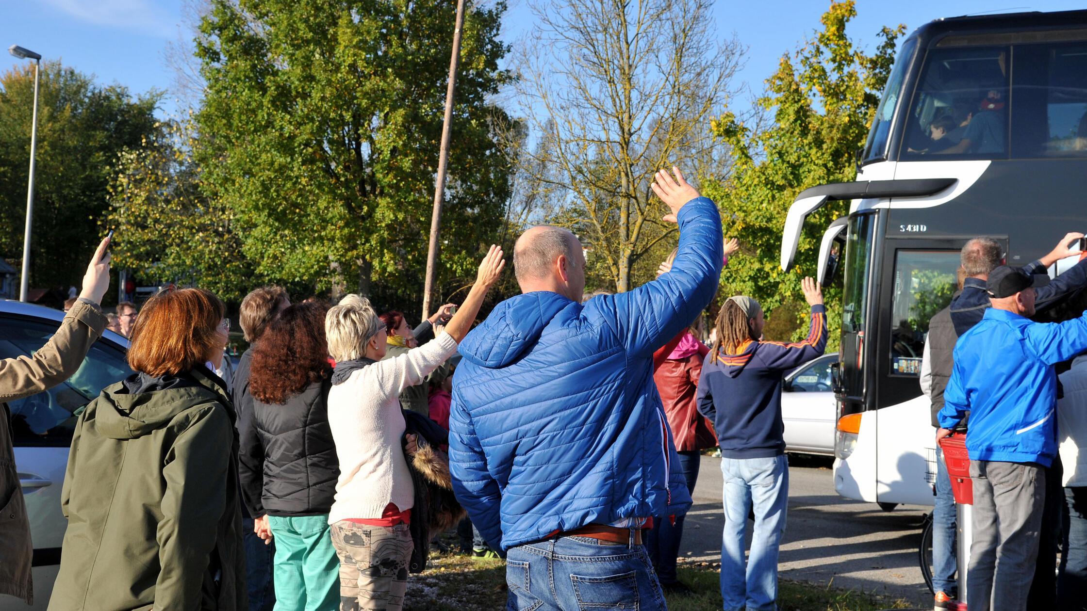 Abfahrt Romreise des Gymnasiums, 600 Schüler + Beg