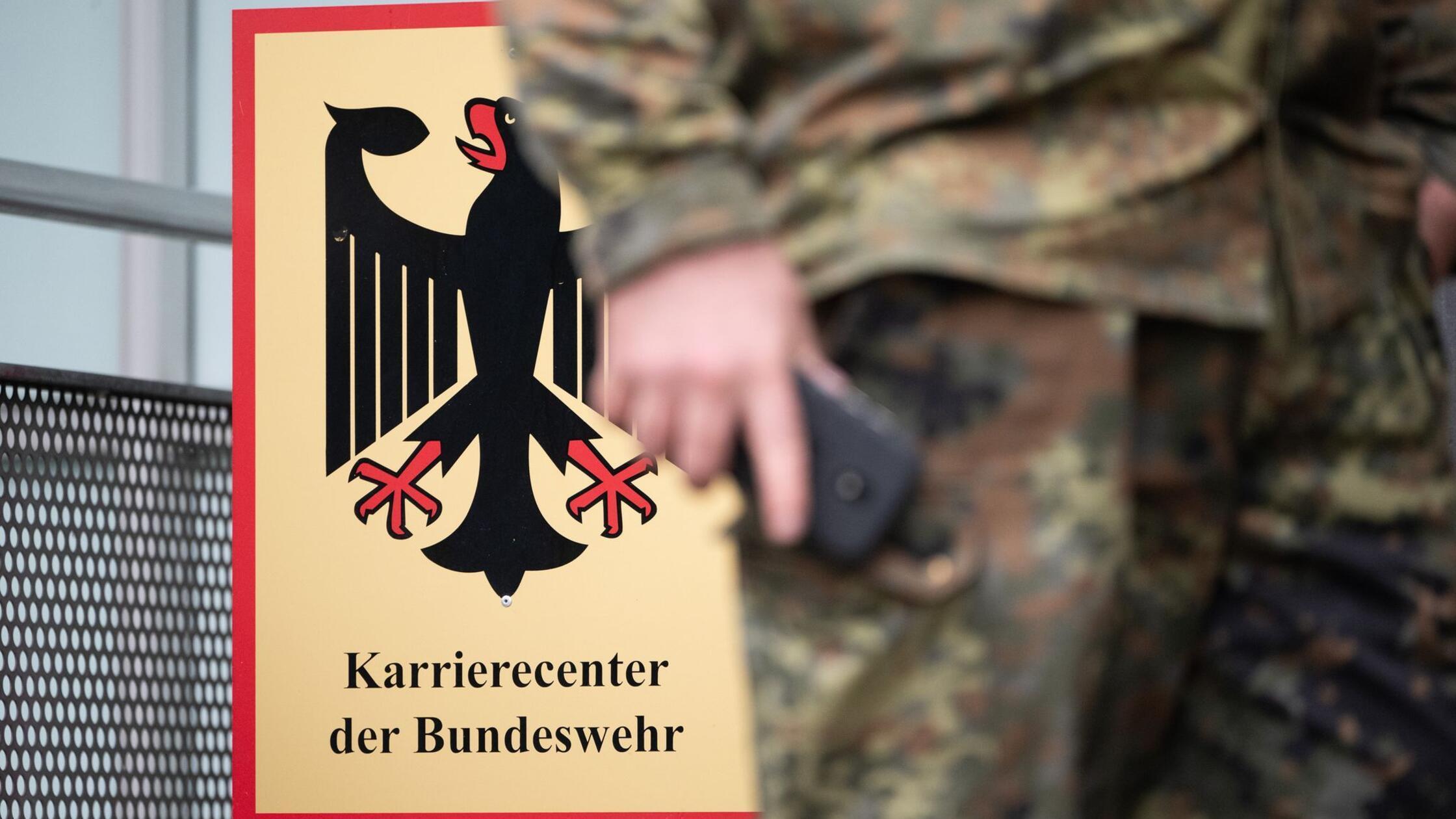 Ein Soldat steht während eines Besuchs des Bundesv