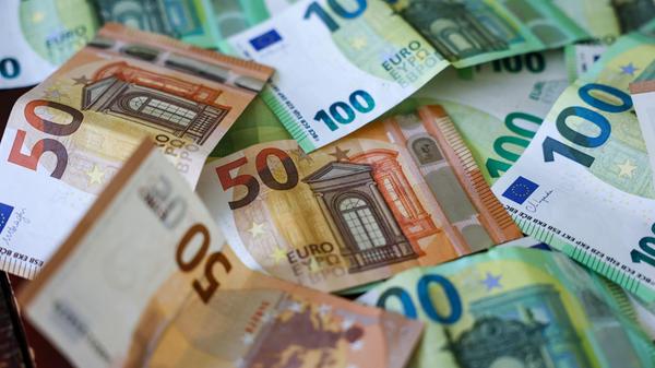 Mehrere Hunderter und Fünfziger Euro Geldscheine l