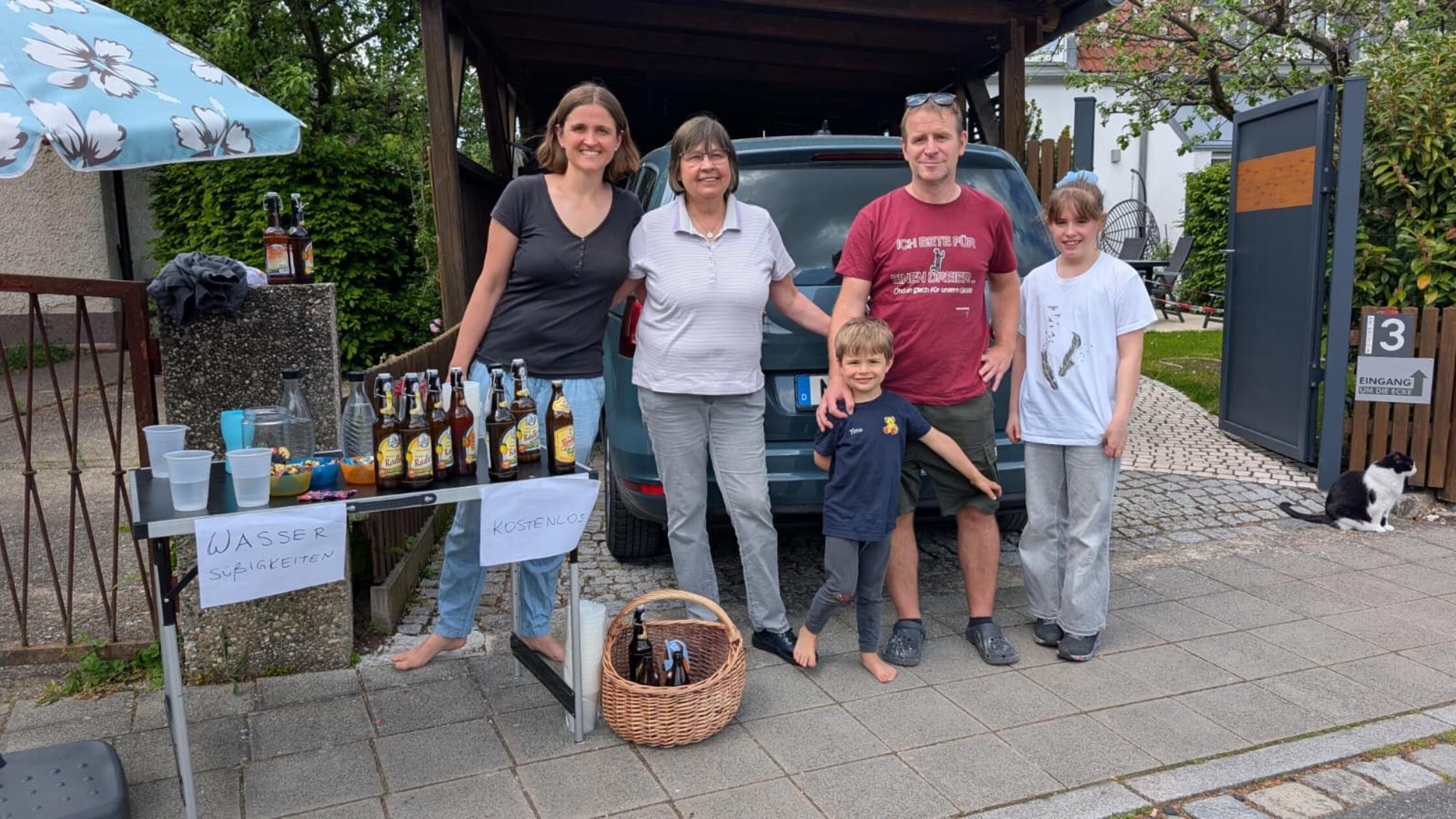 Am Rand der Strecke werden von lieben Bewohnerinnen und Bewohnern Trinken und Süßigkeiten angeboten.