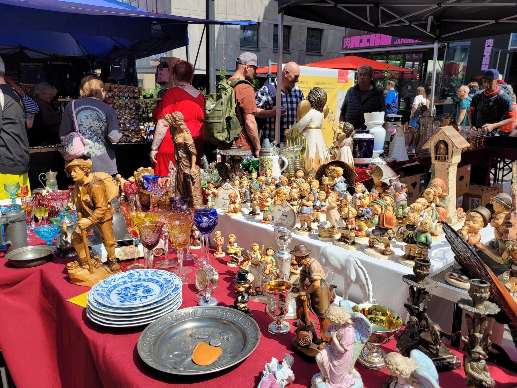 Ob altes Porzellan, Sammlerfiguren, antik anmutender Schmuck, Kleidung oder jeglicher Krimskrams: In Nürnberg stobern am Samstag Tausende Schnäppchenjäger und Schaulustige durch die Innen- und Altstadt. Der Trempelmarkt lockt seit Freitagnachmittag Retro-Liebhaber in die Straßen, Gassen und Plätze. Auch das Wetter spielt beim Entdecken und Stöbern gut mit.