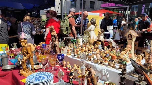 Ob altes Porzellan, Sammlerfiguren, antik anmutender Schmuck, Kleidung oder jeglicher Krimskrams: In Nürnberg stobern am Samstag Tausende Schnäppchenjäger und Schaulustige durch die Innen- und Altstadt. Der Trempelmarkt lockt seit Freitagnachmittag Retro-Liebhaber in die Straßen, Gassen und Plätze. Auch das Wetter spielt beim Entdecken und Stöbern gut mit.