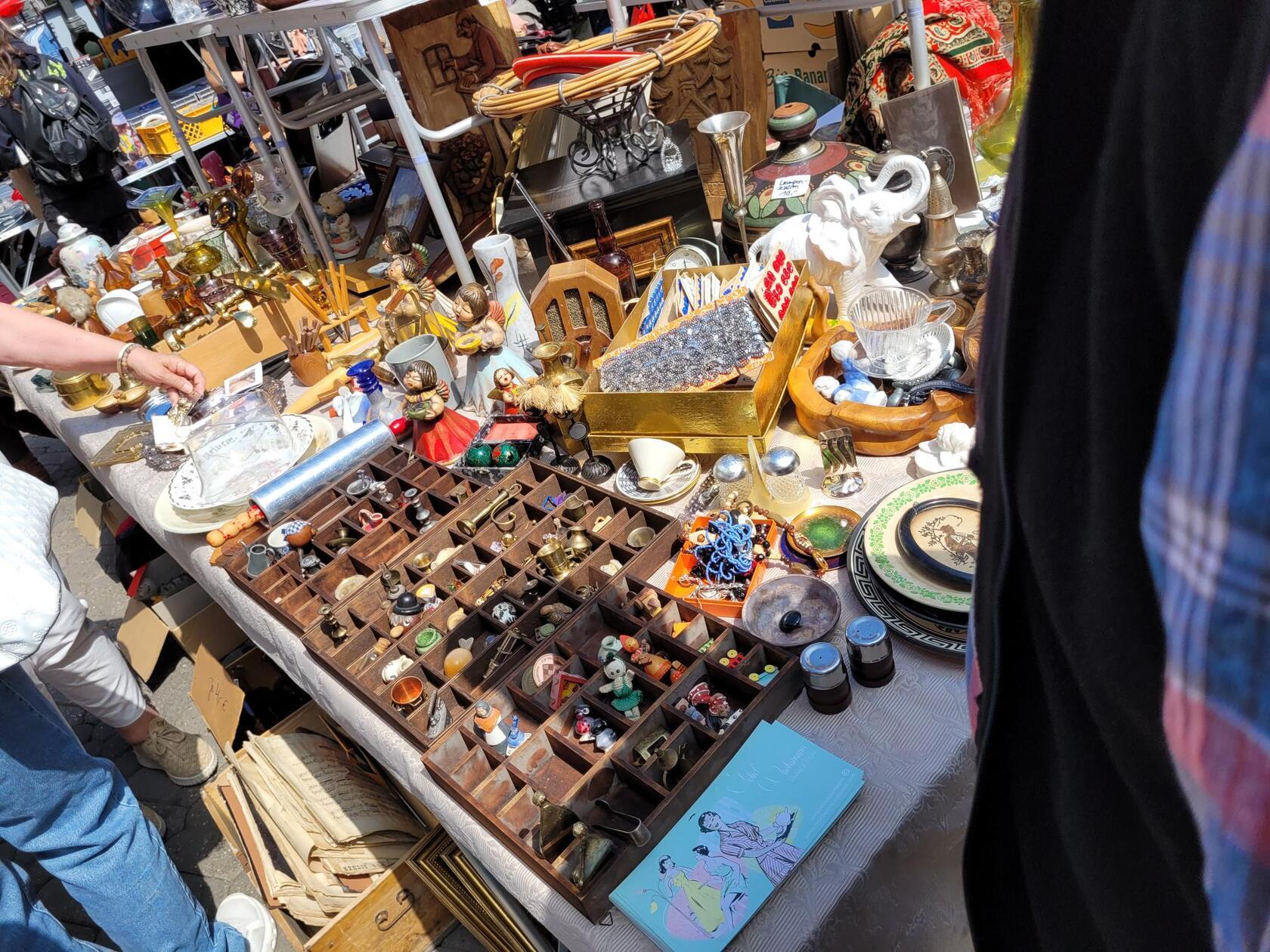 Am Freitag, 8. Mai, begann das Trödelparadies um 16 Uhr und ermöglichte das Flanieren und Stöbern bis Mitternacht. Am Samstag hat der Trempelmarkt bereits ab 7 Uhr Betrieb - viele sind extra früh aufgestanden, um die besten Schnapper zu machen.