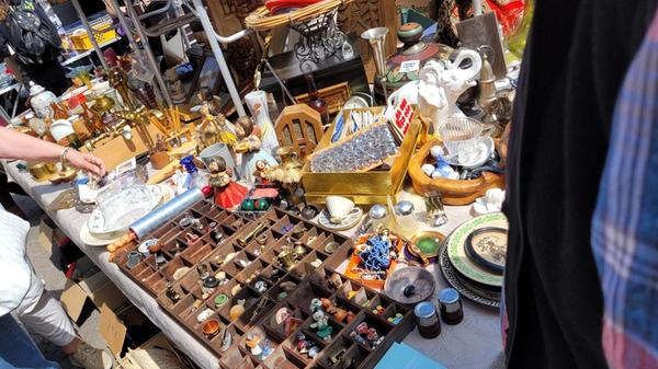 Am Freitag, 8. Mai, begann das Trödelparadies um 16 Uhr und ermöglichte das Flanieren und Stöbern bis Mitternacht. Am Samstag hat der Trempelmarkt bereits ab 7 Uhr Betrieb - viele sind extra früh aufgestanden, um die besten Schnapper zu machen.
