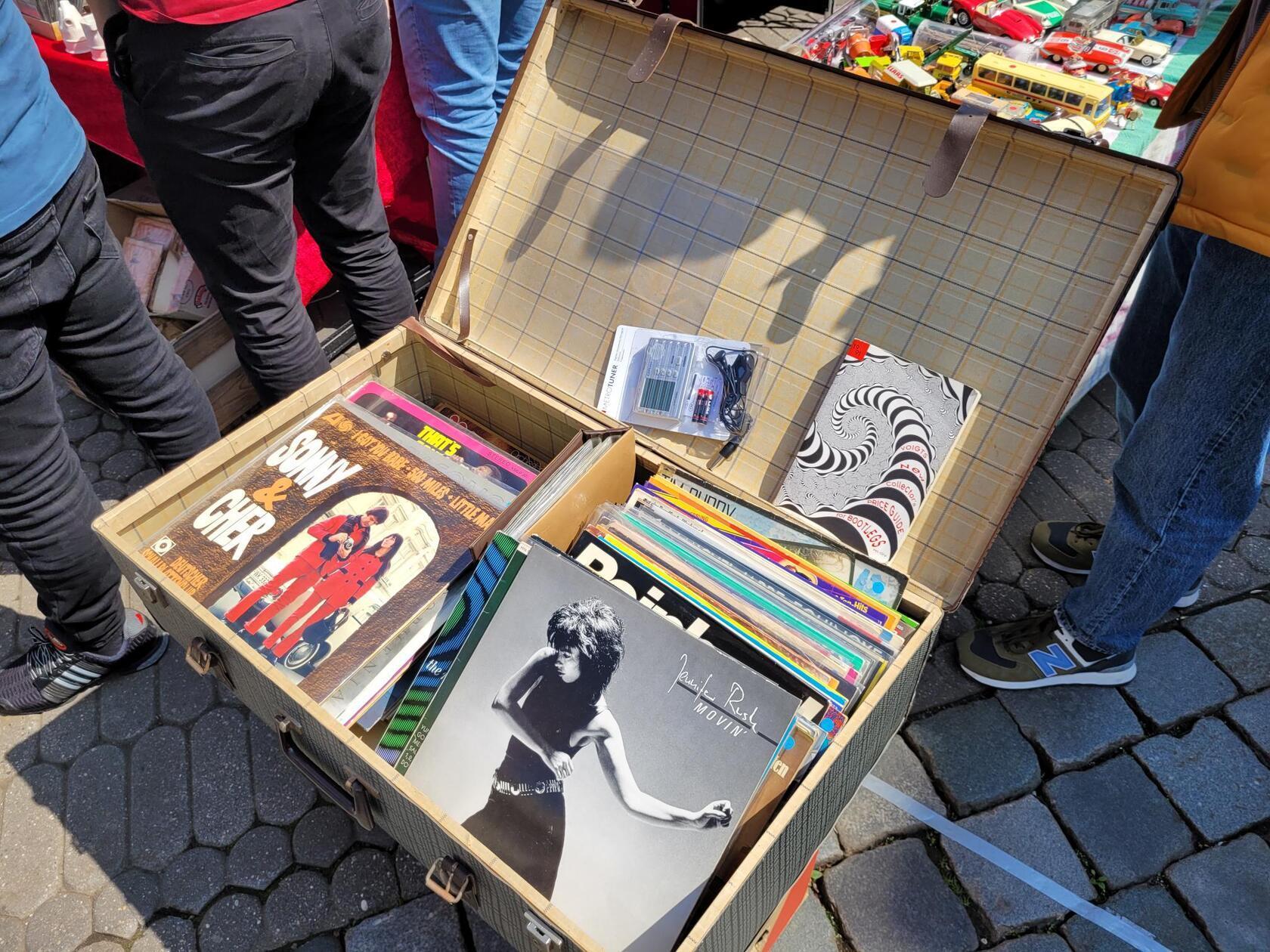 Der Trempelmarkt gilt als Paradies für Antiquitäten-Liebhaber und Schnäppchenjäger: Von Dachbodenschätzen über Vintage‑Fundstücke bis hin zu Kinderwaren lässt sich hier so gut wie alles ergattern.