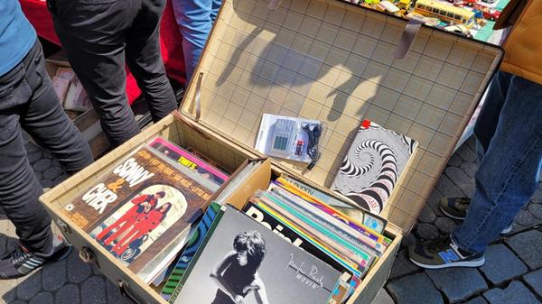 Der Trempelmarkt gilt als Paradies für Antiquitäten-Liebhaber und Schnäppchenjäger: Von Dachbodenschätzen über Vintage‑Fundstücke bis hin zu Kinderwaren lässt sich hier so gut wie alles ergattern.