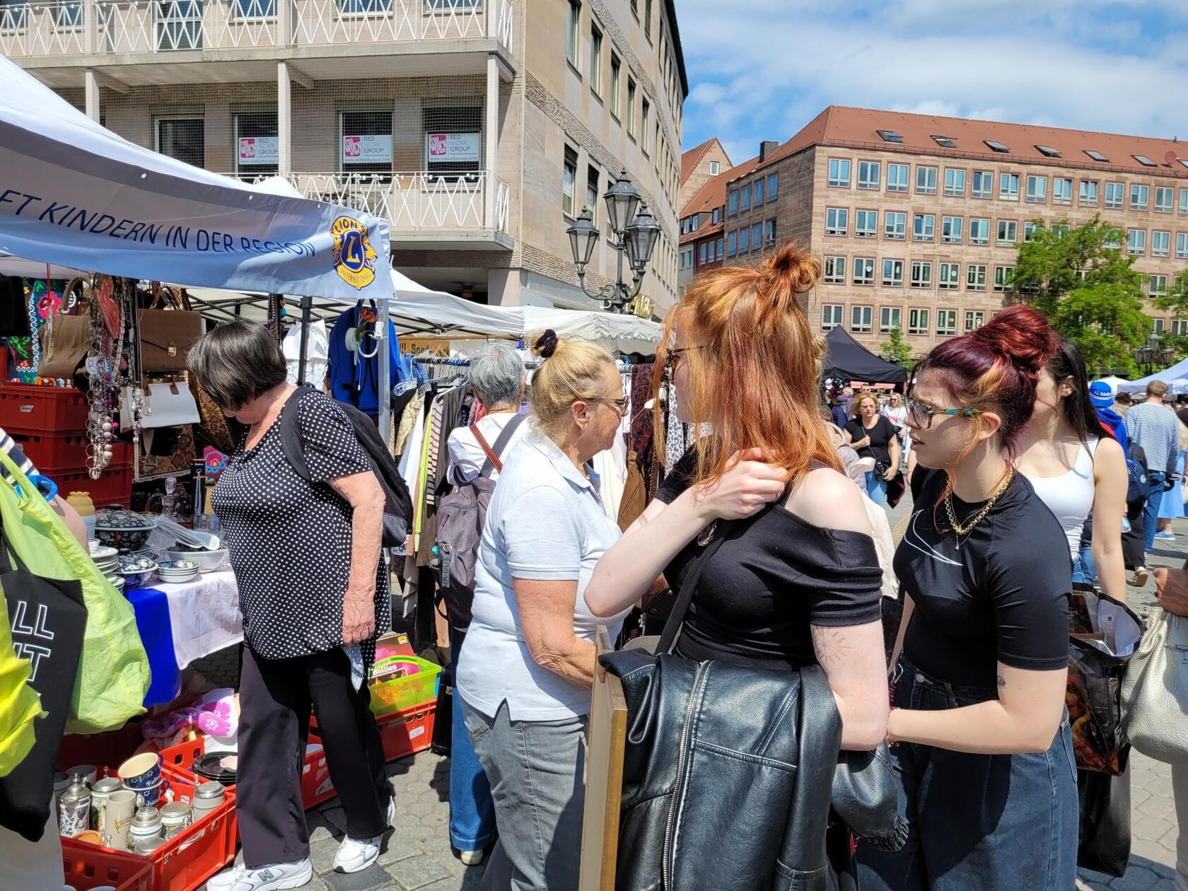 Stände gibt rund um den Hauptmarkt, von der Kaiser- und Karolinen- bis zur Königstraße. Aber auch am Fünferplatz, rund ums Rathaus und am Lorenzer Platz konnte gekramt und gefeilscht werden.