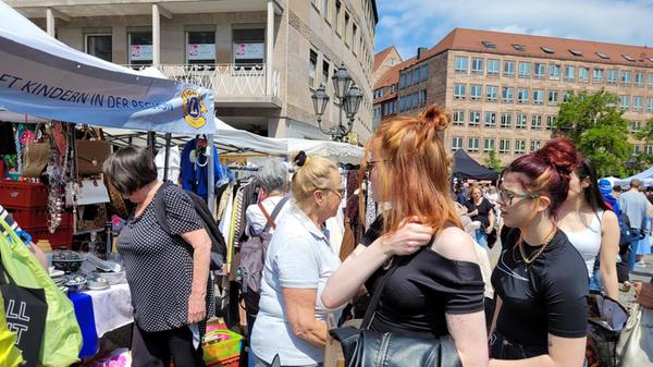 Stände gibt rund um den Hauptmarkt, von der Kaiser- und Karolinen- bis zur Königstraße. Aber auch am Fünferplatz, rund ums Rathaus und am Lorenzer Platz konnte gekramt und gefeilscht werden.