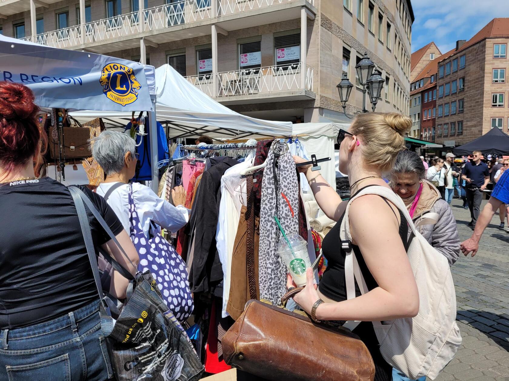 .....durchkämmen die Besucher und Besucherinnen auch jede Menge Kliederständer, um beispielsweise Sommerkleidung zu ergattern.