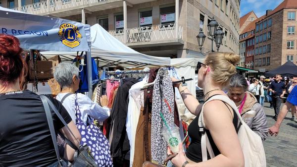 .....durchkämmen die Besucher und Besucherinnen auch jede Menge Kliederständer, um beispielsweise Sommerkleidung zu ergattern.