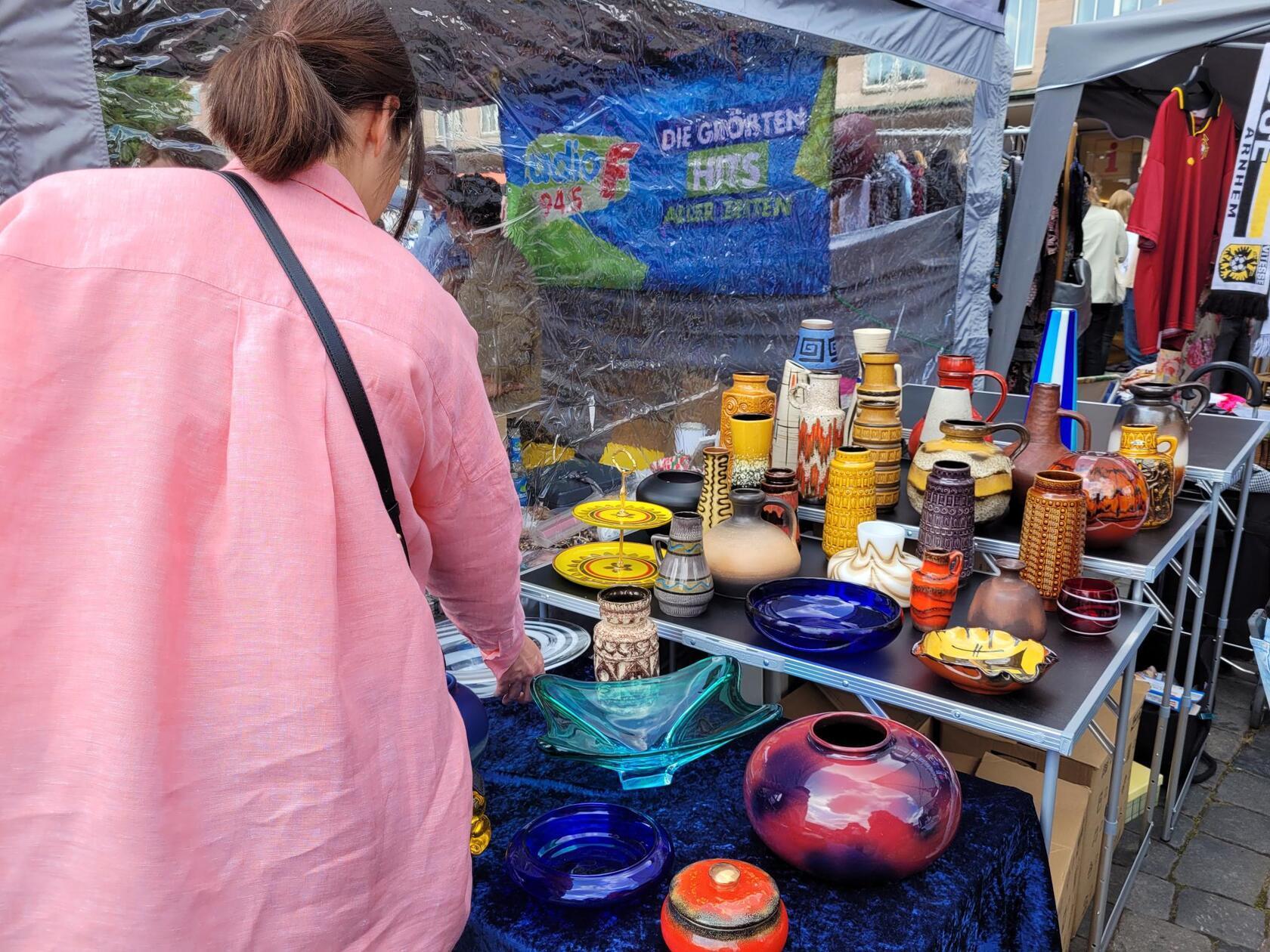 Auch viele Retro- und handgemachte Designerstücke lassen sich entdecken, wie hier auf dem Hauptmarkt.