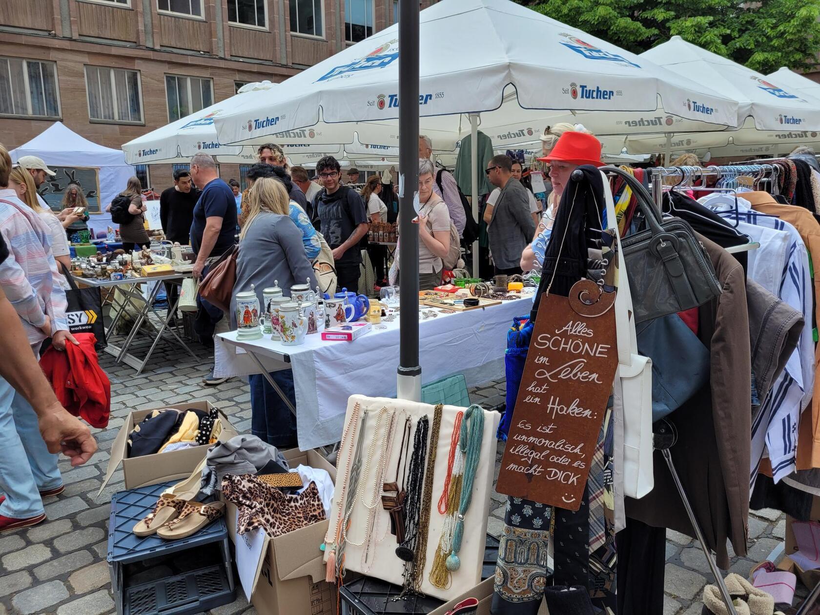 Gute Sprüche, gute Laune: Das gehört zum Programm des Trempelmarkts in Nürnberg, der zwei Mal jährlich stattfindet.
