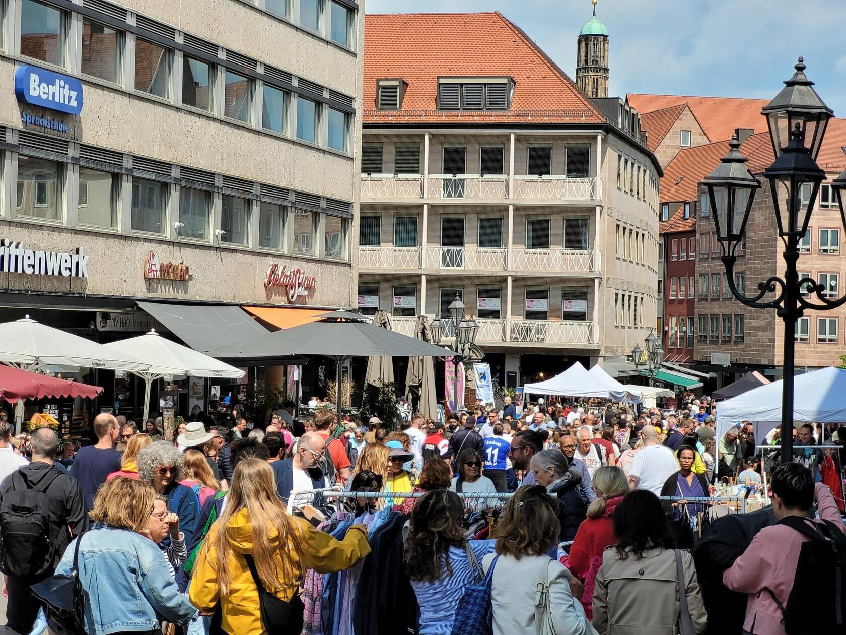 Gestopft voll war die Innenstadt am Samstagmittag. Zu den Trempelmarktgängern gesellten sich noch unzählige Schalke-Fans, die für die Partie gegen den FCN angereist waren.
