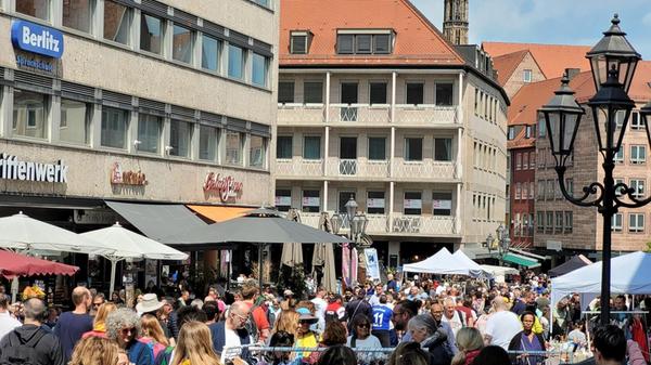 Gestopft voll war die Innenstadt am Samstagmittag. Zu den Trempelmarktgängern gesellten sich noch unzählige Schalke-Fans, die für die Partie gegen den FCN angereist waren.