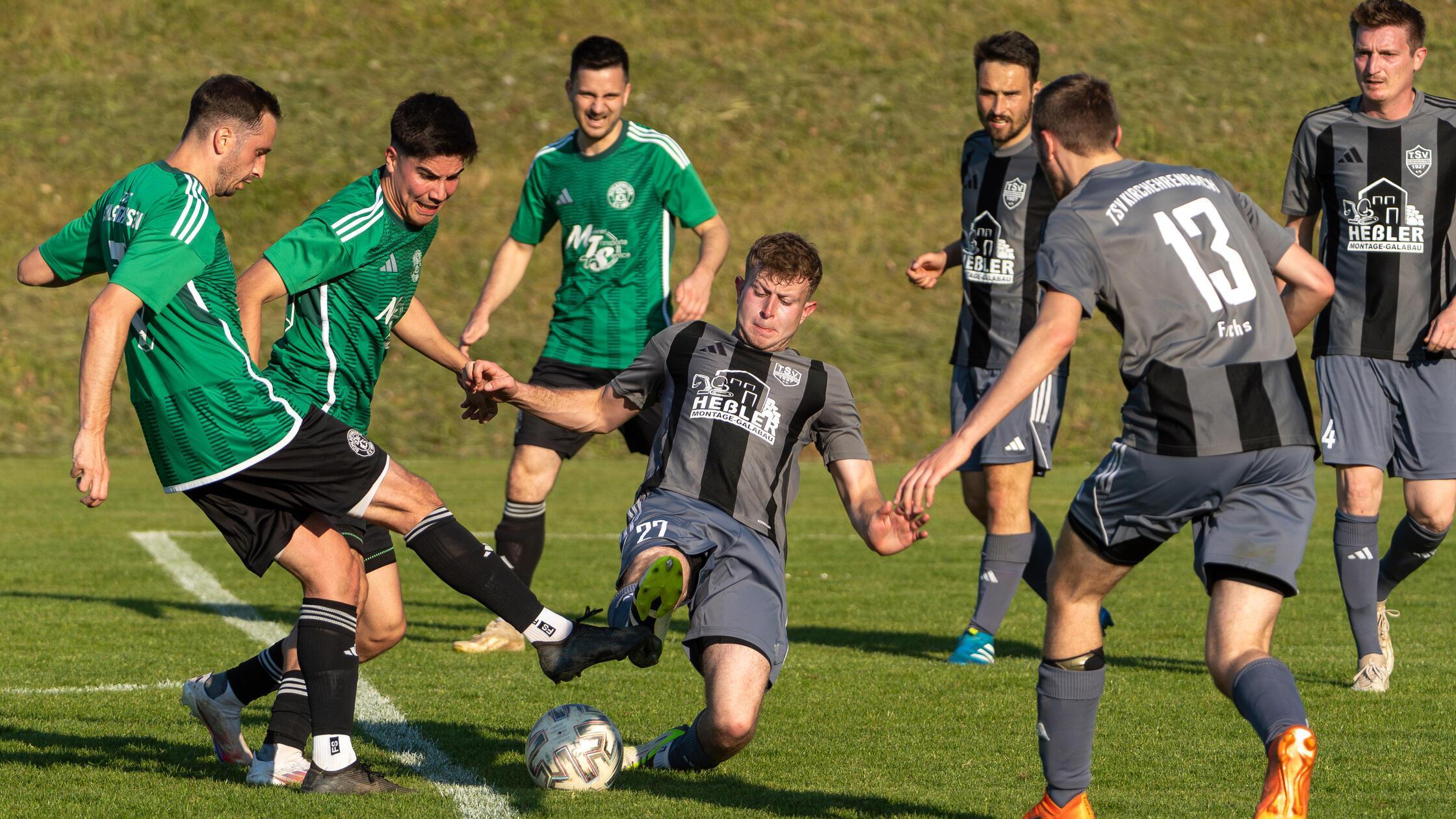 Raphael Stock versucht den Strafraum des TSV Kirch