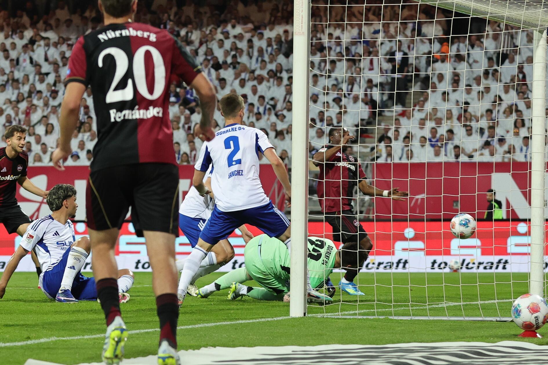 Rund zwanzig Minuten waren vergangen, da lag der Ball das erste Mal im Gäste-Tor: Nach einer Freistoßflanke kam Gruber zum Abschluss...
