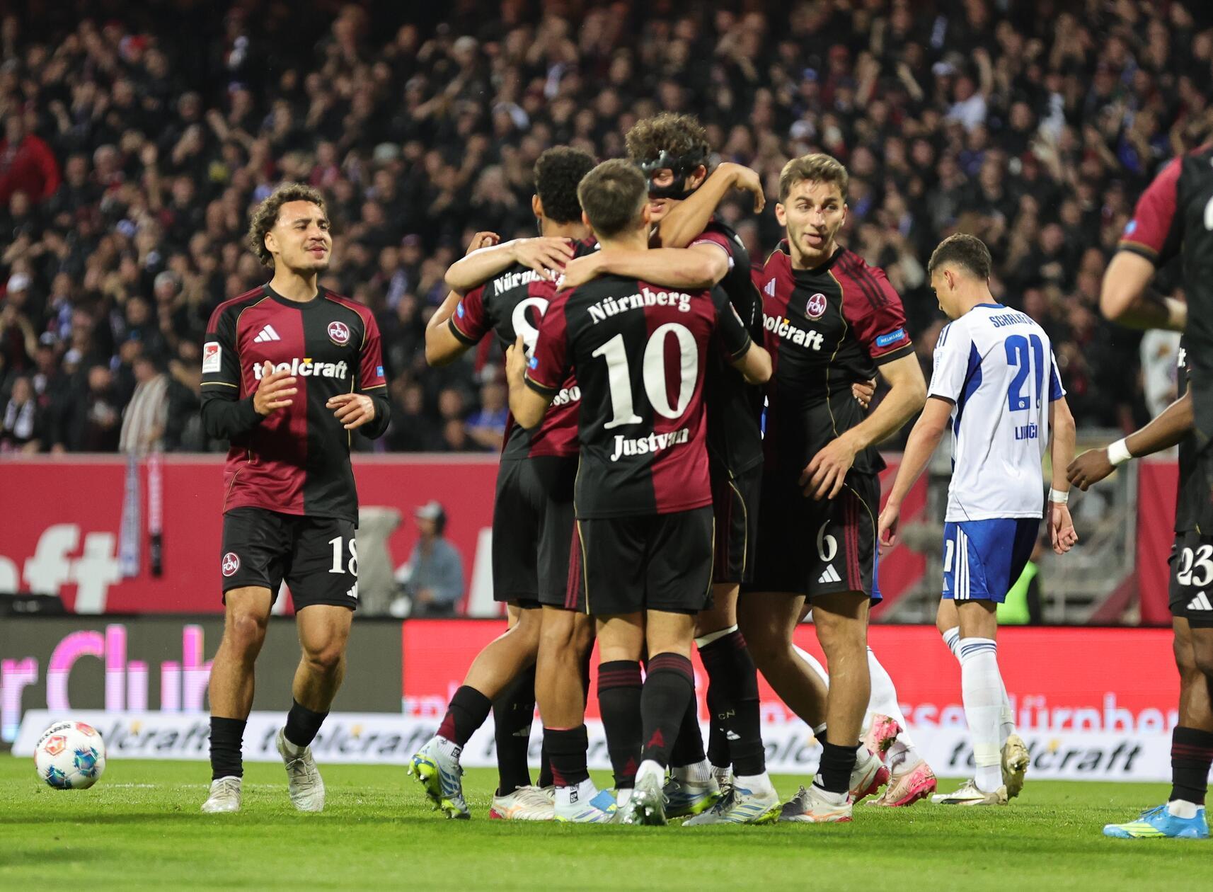 Über Umwege wurde das Leder vom Schalker Schallenberg über die Linie gelenkt - 1:0 für den Club.