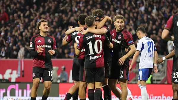 Über Umwege wurde das Leder vom Schalker Schallenberg über die Linie gelenkt - 1:0 für den Club.