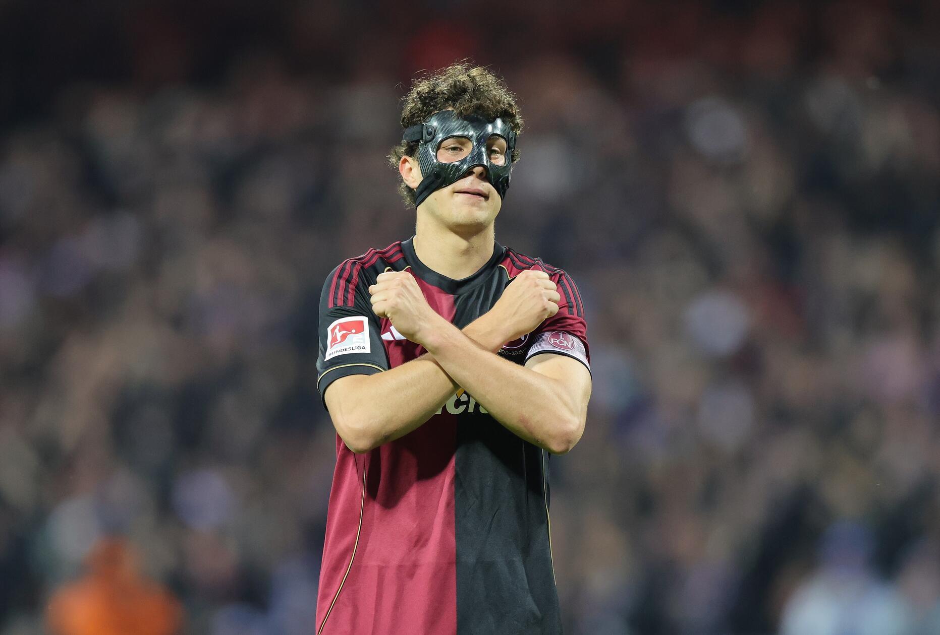FCN-Kapitän Gruber ließ sich feiern. In der Vorwoche hatte der Innenverteidiger im Frankenderby getroffen.