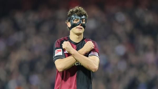 FCN-Kapitän Gruber ließ sich feiern. In der Vorwoche hatte der Innenverteidiger im Frankenderby getroffen.