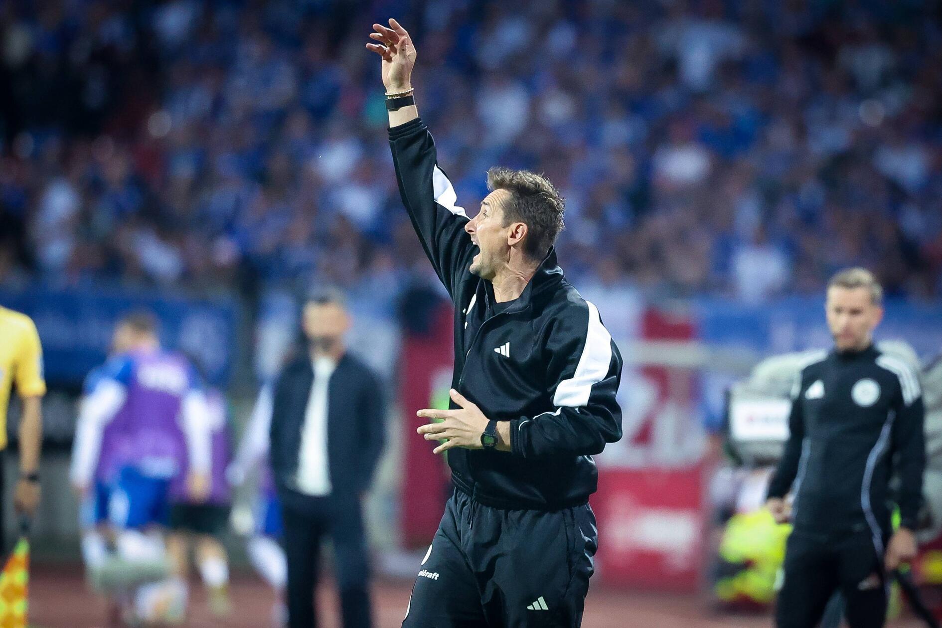FCN-Chefcoach Klose sah ein munteres Aufeinandertreffen, in dem seine Mannschaft immer wieder in den Rücken der Schalker Hintermannschaft gelangte.
