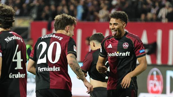 Der Rechtsverteidiger überlistete den Schalker Schlussmann Müller im kurzen Eck - 2:0 für den FCN.