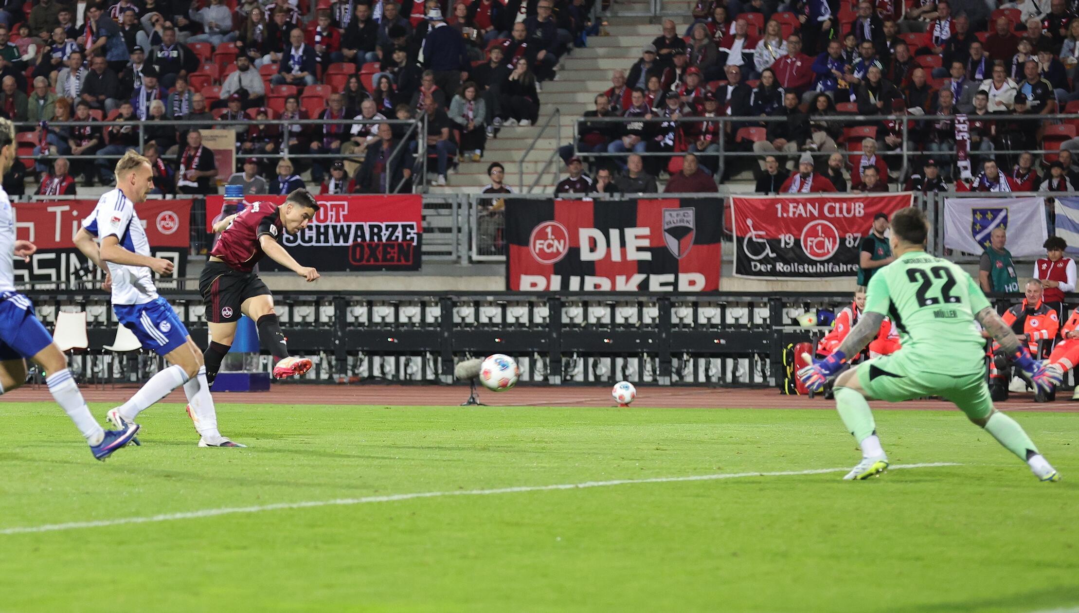 Nach dem Seitenwechsel boten sich vielversprechende Möglichkeiten auf beiden Seiten. Linksverteidiger Soares hatte das 3:0 auf dem Fuß.