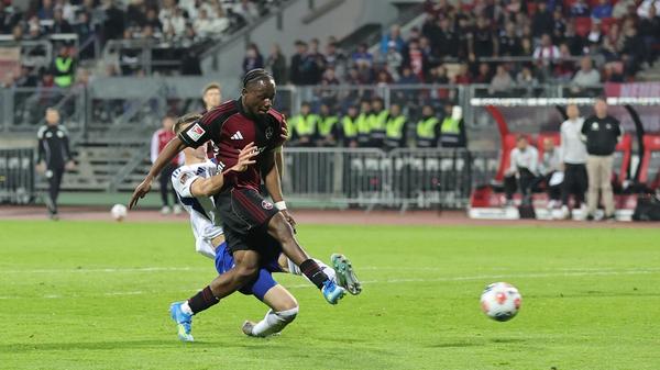 Diese allerdings sahen die Gastgeber kurz darauf ein drittes Mal jubeln: Zoma, der der Schalker Hintermannschaft einmal mehr entwischt war, traf mithilfe des Innenpfostens zum 3:0.
