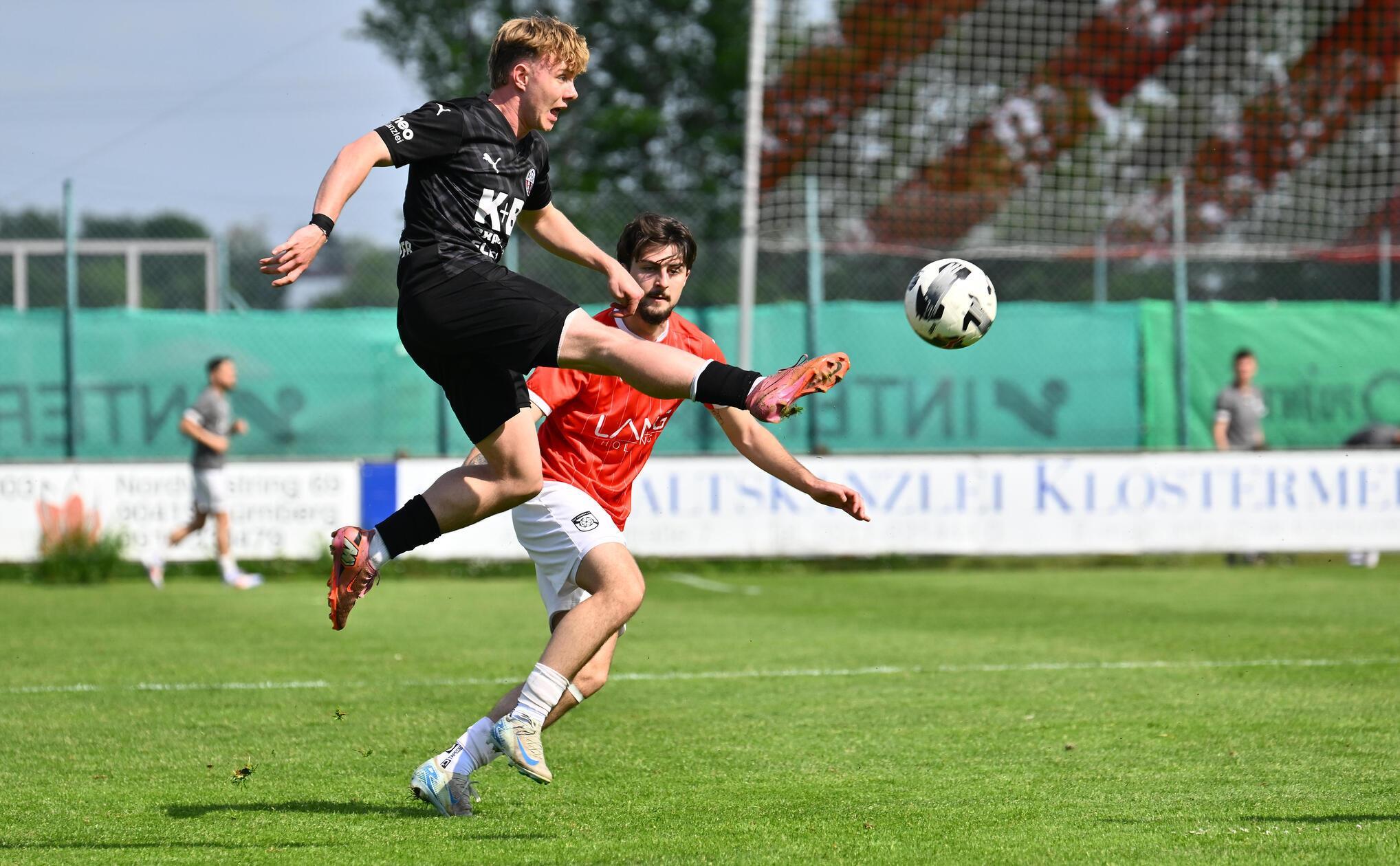 Bayernliga-Fußball in Fürth: Konstantin Landstorfer (21, ASV Cham ) vor Lukas Zieglmeier (24, FSV Stadeln )