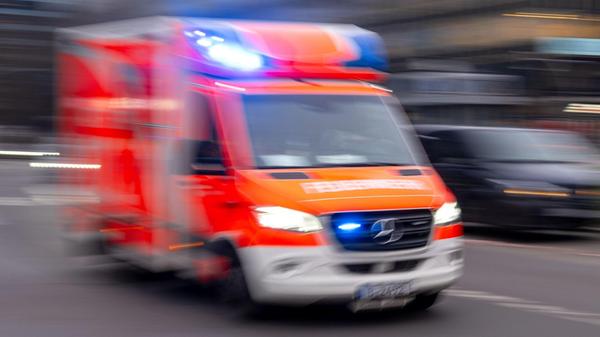 Ein Rettungswagen der Feuerwehr fährt mit Blaulich