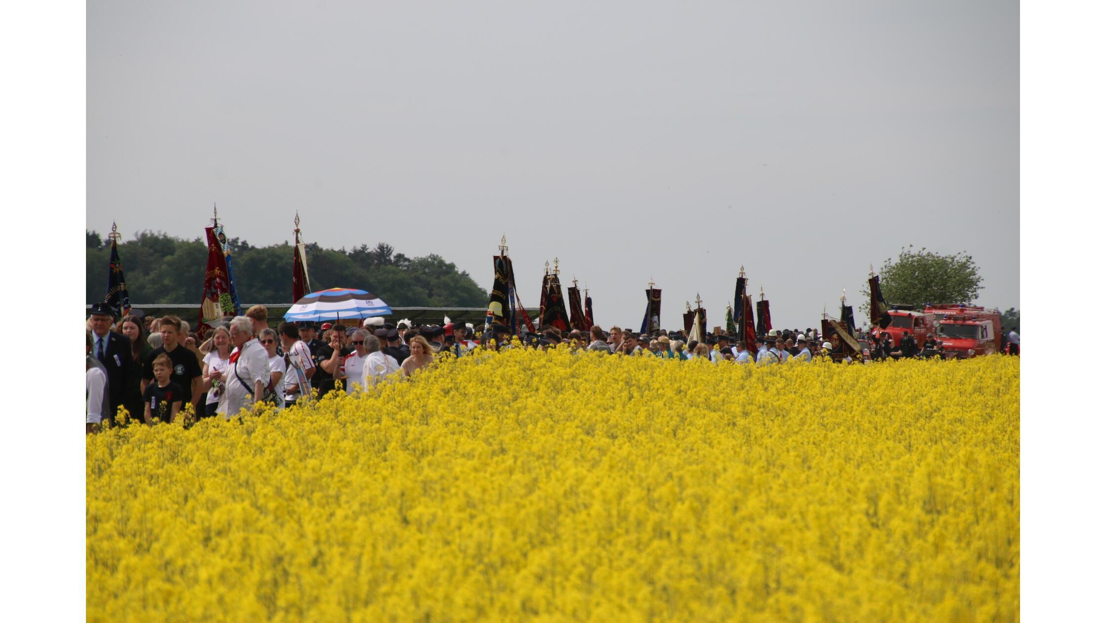 Ein gewaltiger Festzug zum Feuerwehrjubil&auml;um in Neudorf