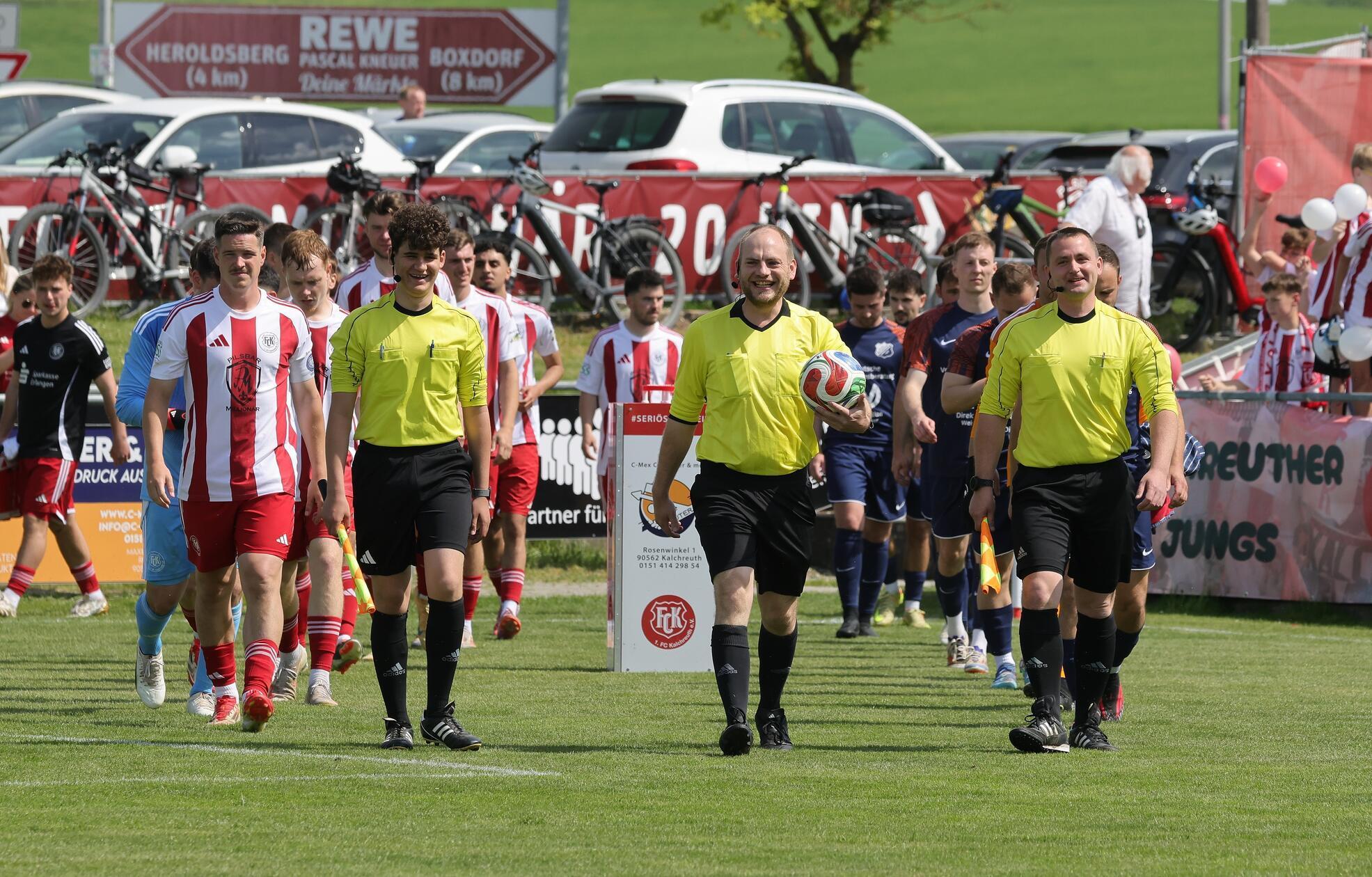 29. Spieltag in der Bezirksliga Nord: 1. FC Kalchreuth gegen SpVgg Hüttenbach-Simmelsdorf, Michael Emmert (Schiedsrichter) und Schiedsrichterteam betreten Spielfeld