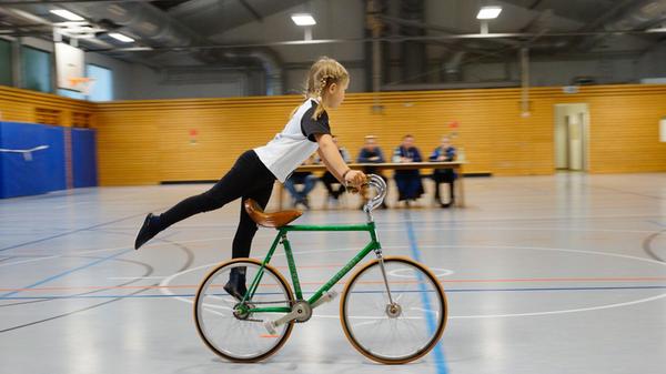 Franziska beim Dornbeugestand